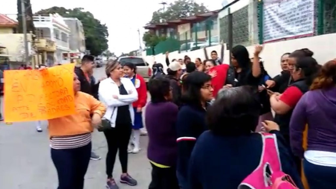 Padres de familia suspenden clases en secundaria No. 7