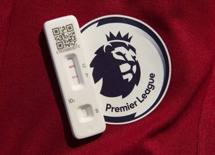 Reducen contagios de Covid a la mitad en la Premier League