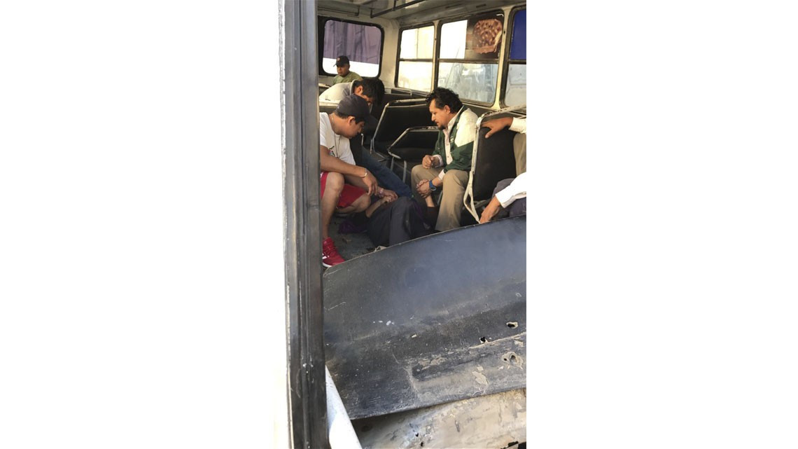 Microbús se queda sin frenos causando aparatoso accidente 