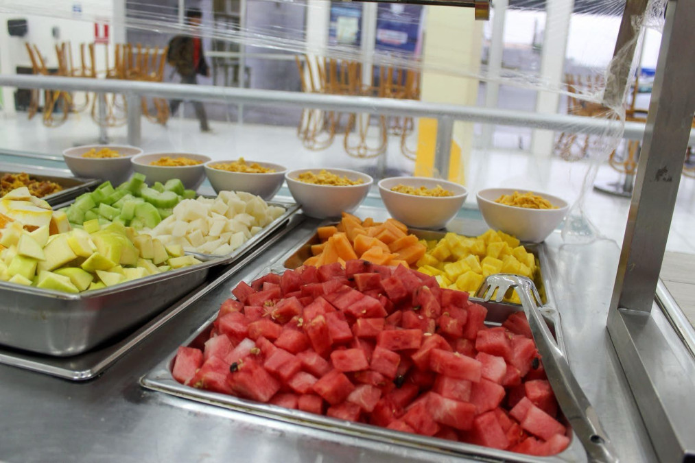 Cafeterías de universidades retiran comida chatarra