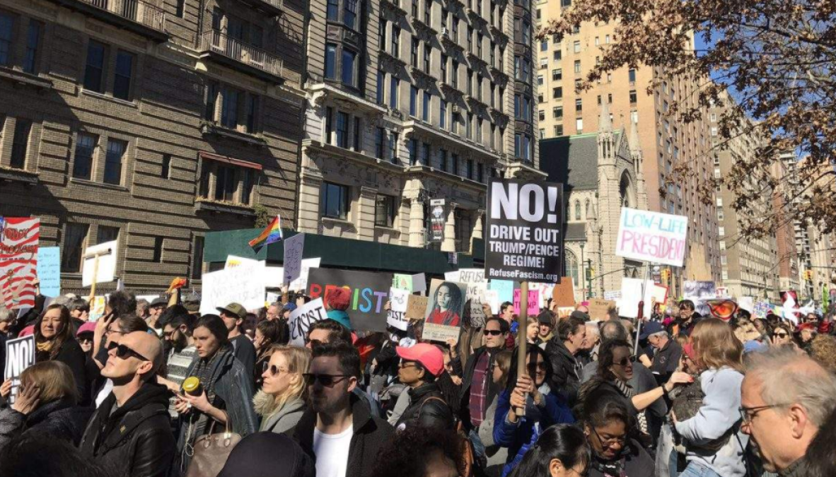 '¡No es mi presidente!', gritan en Nueva York y Los Ángeles contra Trump