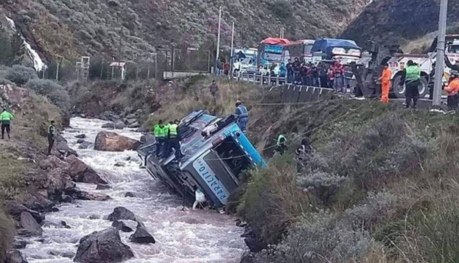 Al menos 8 muertos tras caída de un autobús a un río en Perú