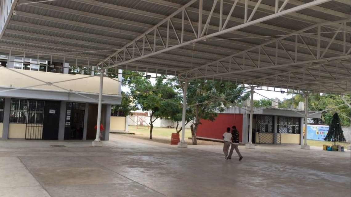 Jovencitas se lían a golpes cerca de escuelas