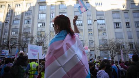 Jueza bloquea orden de Trump que amenaza atención médica a jóvenes transgénero