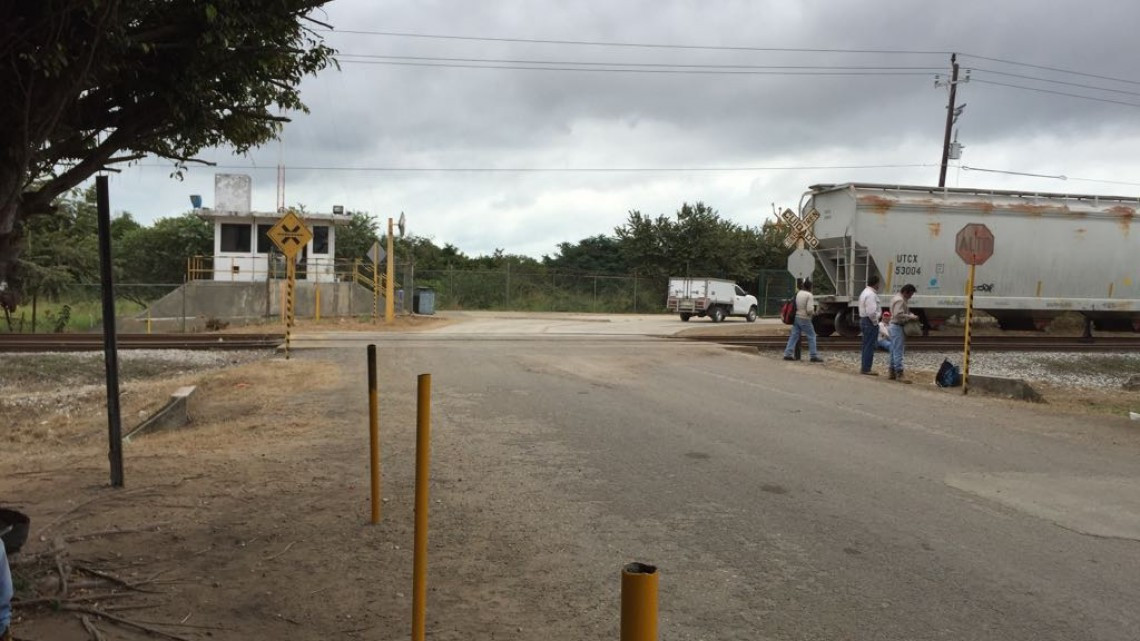 Trabajadores realizan paro de labores, exigen pago de salarios