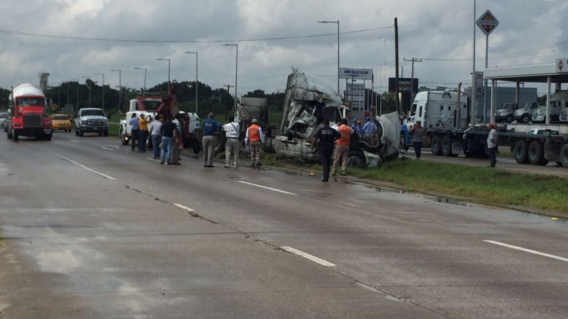 Daños materiales, deja volcadura de tractocamión cerca del puerto de Altamira
