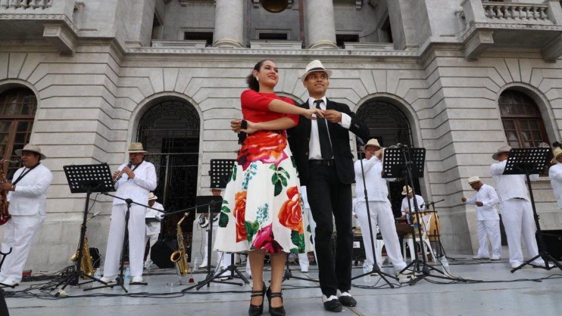 Con gran éxito se presenta la "Danzonera la Playa de Veracruz" en Tampico