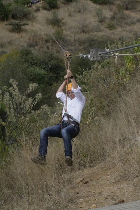 Se lanza de tirolesa Alejandro Murat 