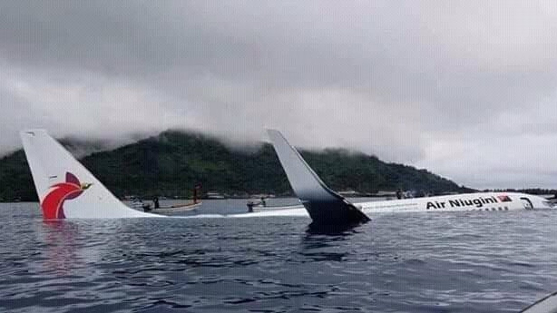 Pasajeros de Boeing 737 salen ilesos tras salirse de pista en Micronesia