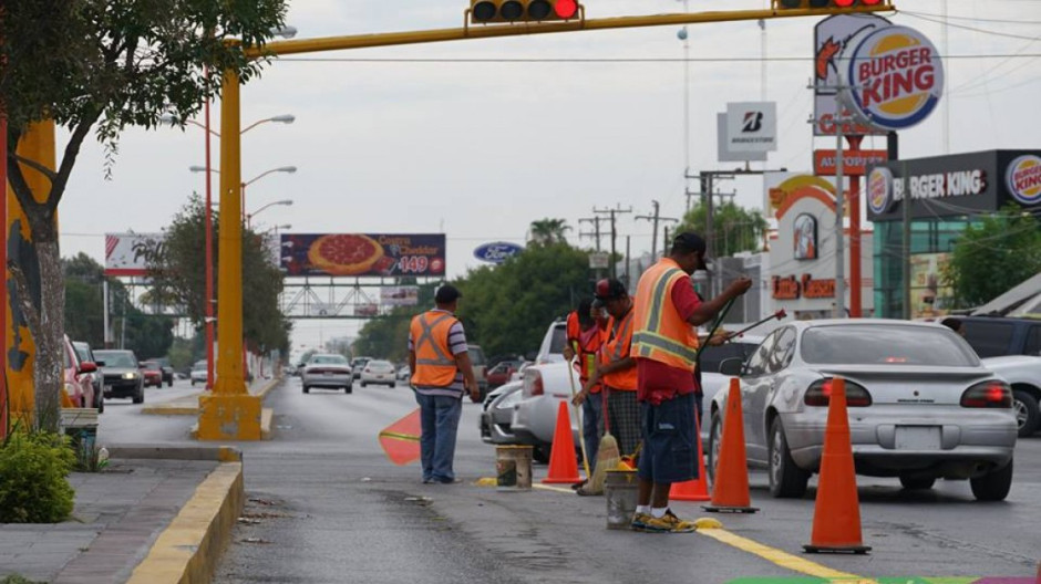 Continua instalación de señalamientos viales