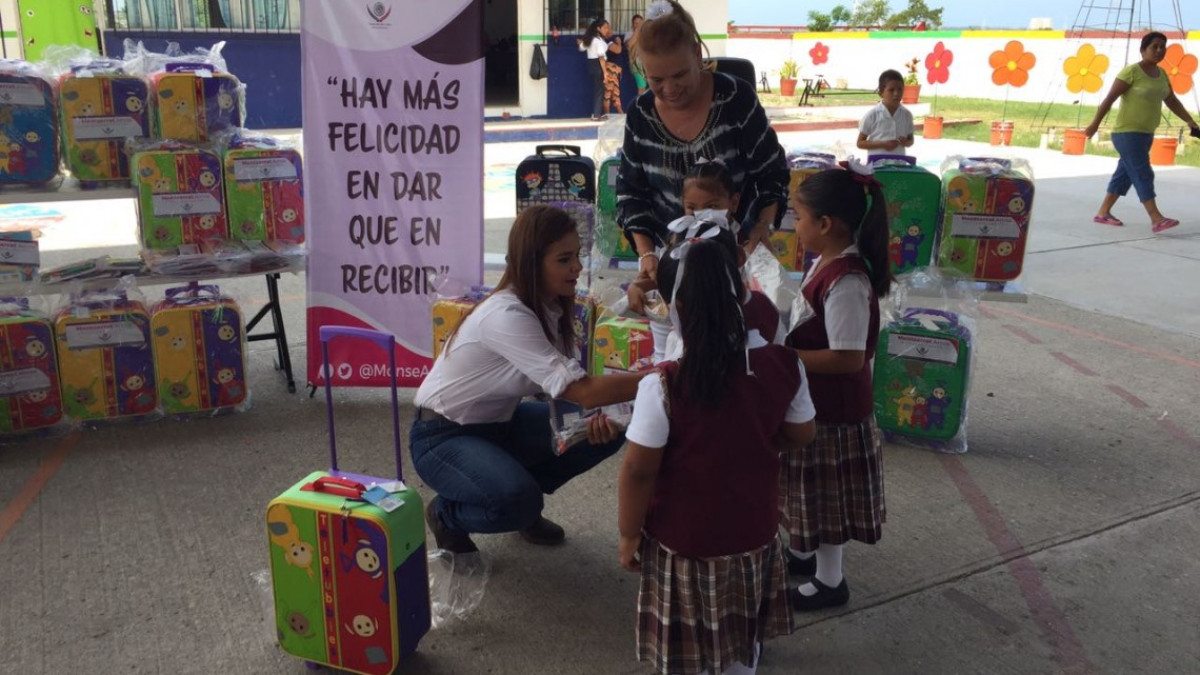 Apoya diputada con mochilas y útiles escolares a estudiantes de escasos recursos