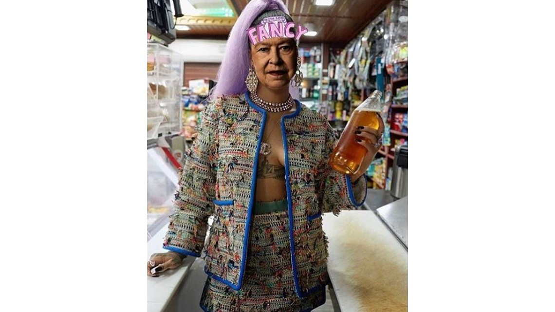 Rihanna ridiculiza a la reina de Inglaterra