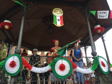 Mexicanos en España dan el "Grito de Independencia"
