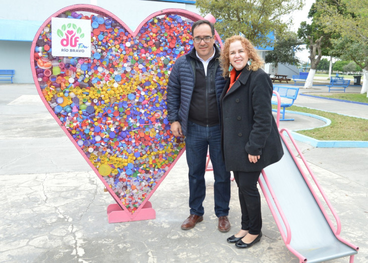 DIF Río Bravo entrega donación de taparroscas a niños con cáncer