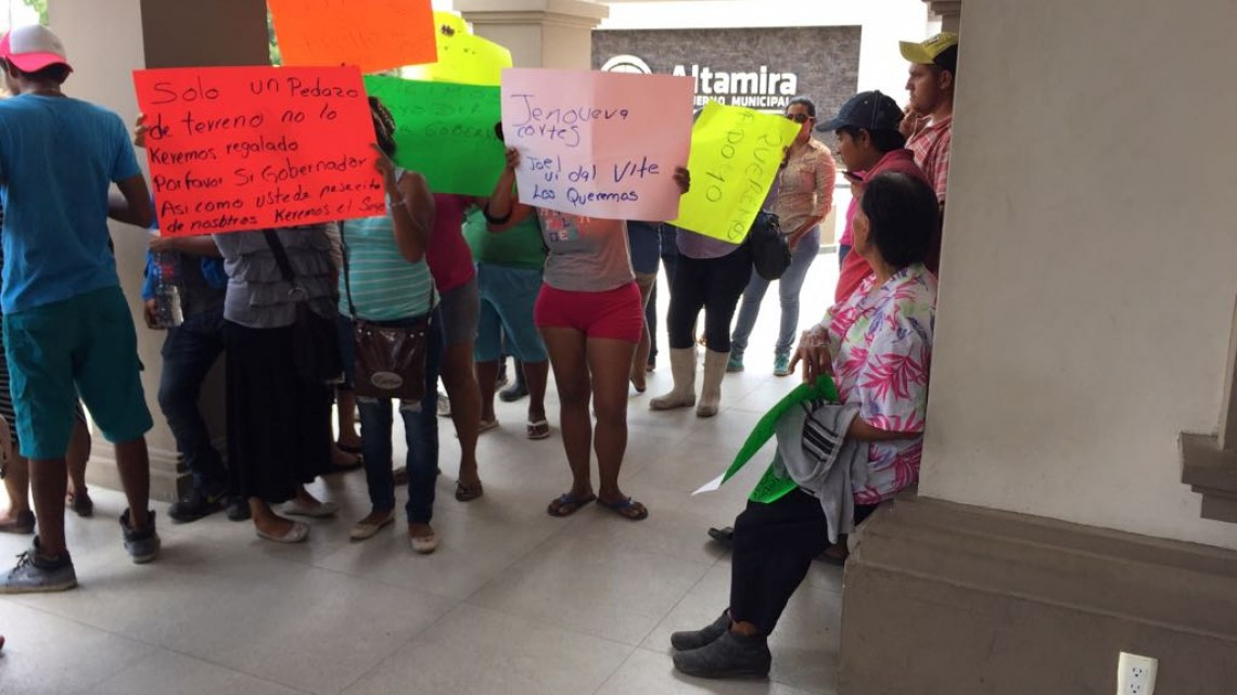 Invasores protestan frente a presidencia, piden apoyo de autoridades municipales