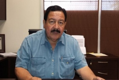 Patio de escuela queda bajo el agua; temen se apeste