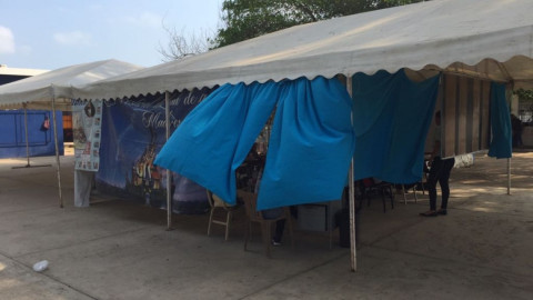 Instalan salones de clase improvisados para niños