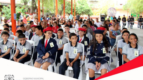Acude alcaldesa a graduación de escuela primaria