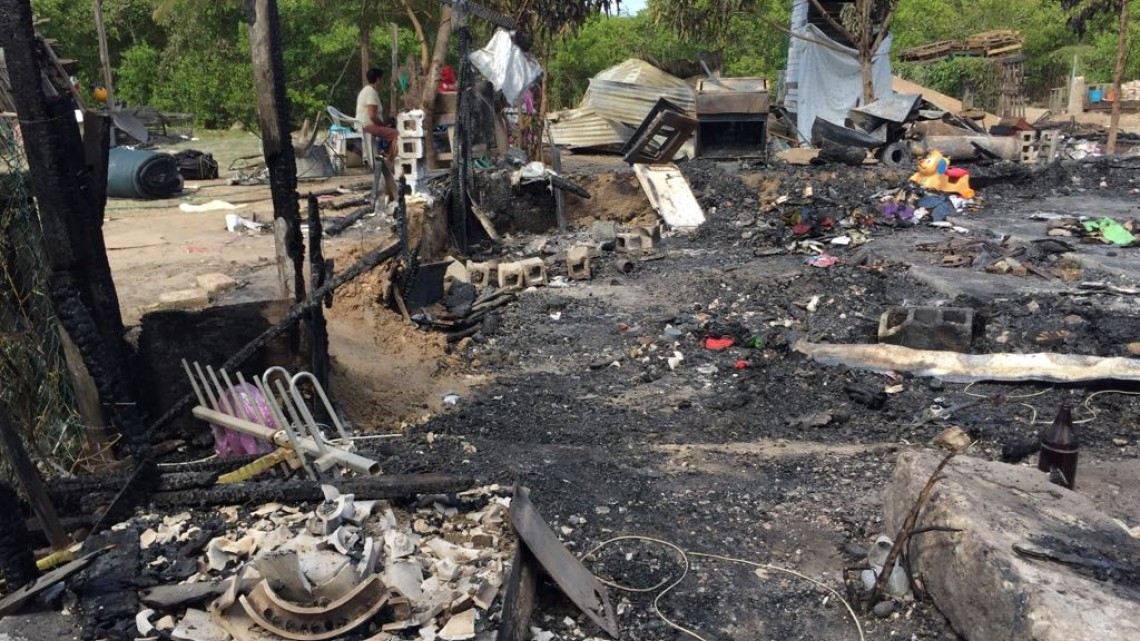 Voraz incendio arrasa con cinco casas