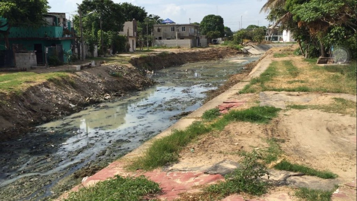 Realizan trabajos de limpieza de canales pluviales y del sistema lagunario