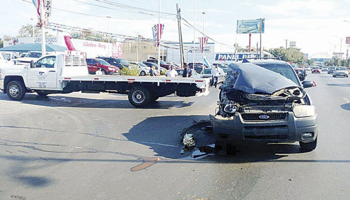 Golpea camión por alcance en Reforma