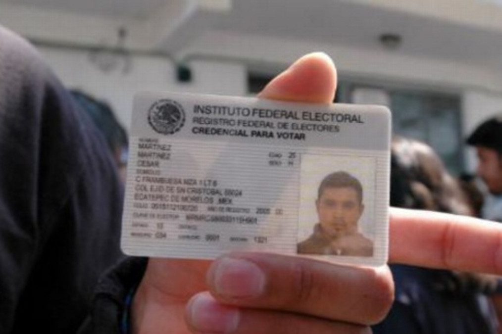 Largas filas para trámite de credencial de elector