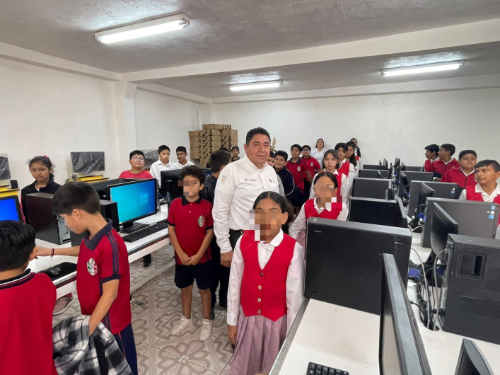 Club Rotario Nuevo Milenio equipa aula de cómputo de primaria