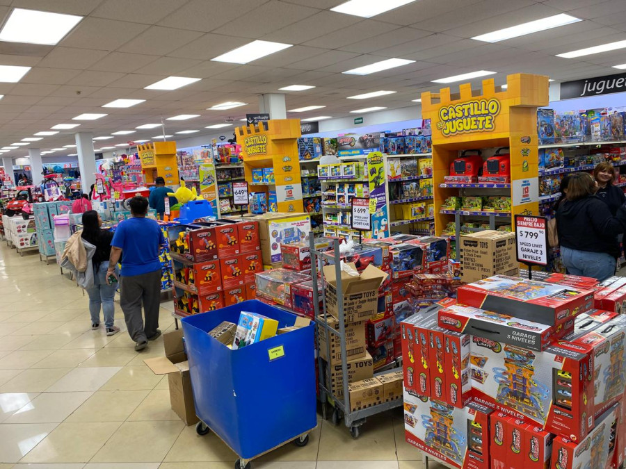 Abarrotan tiendas con compras navideñas