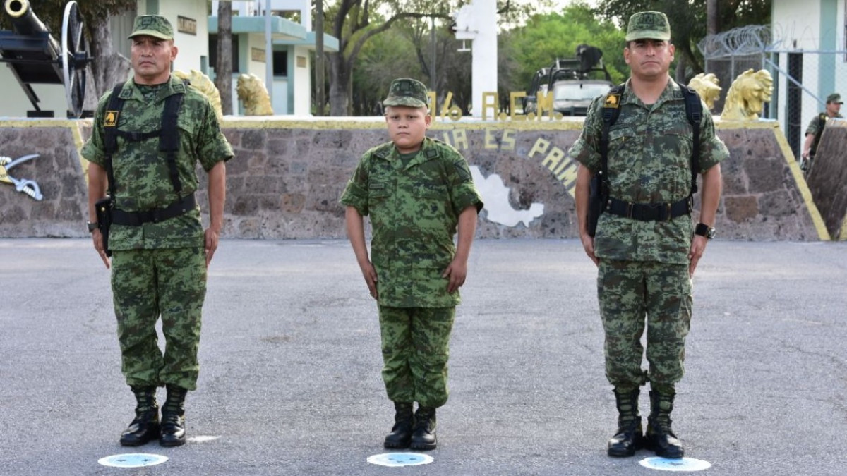 Juan Pablo Macarena es nombrado Soldado Honorario por un día
