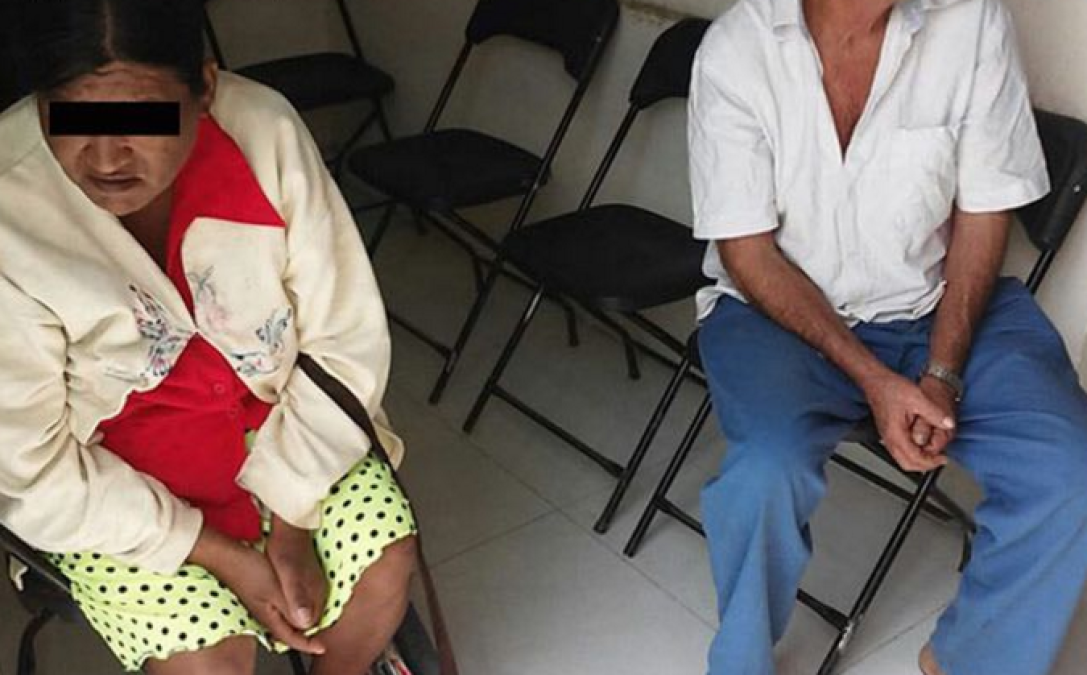 Obligan a pareja de campesinos a entrar descalza a oficina del Alcalde de Bacalar, QRoo.