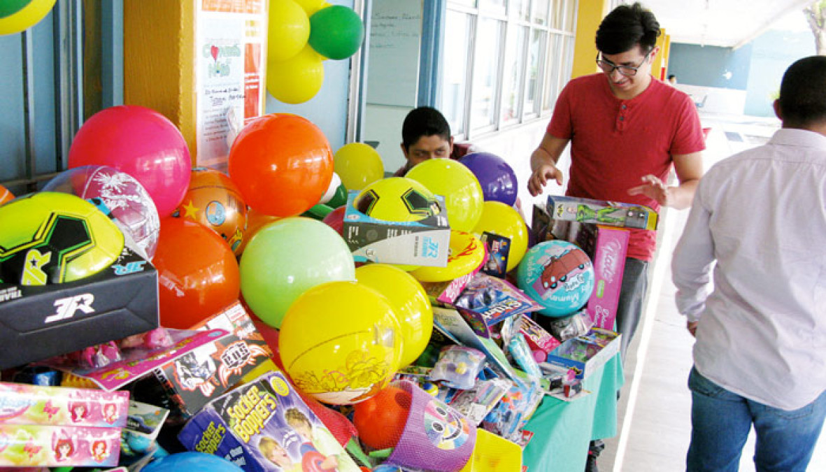 Alumnos de la UAT entregan juguetes a niños necesitados