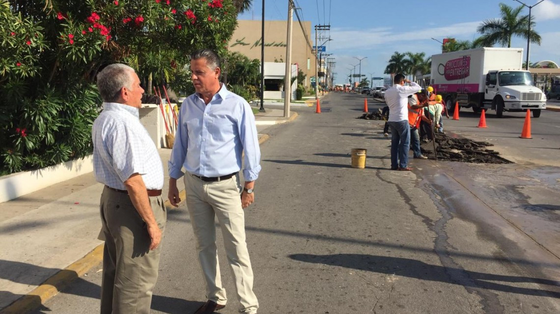 Supervisa alcalde trabajos de bacheo en avenida Hidalgo 