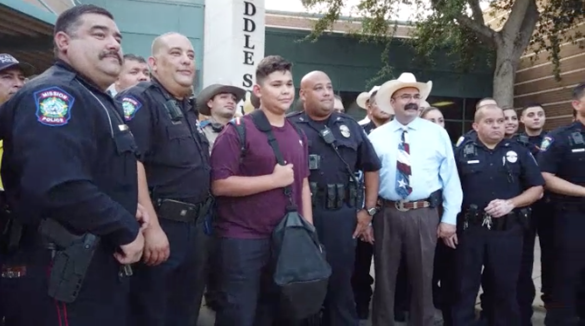  Policía de Mission acompaña a hijo de oficial “Speddy” a su primer día de clases