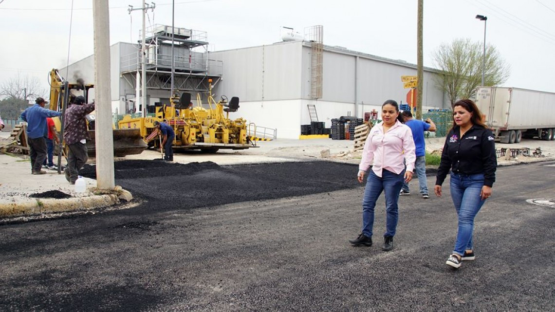 Supervisa alcaldesa obras de pavimentación 