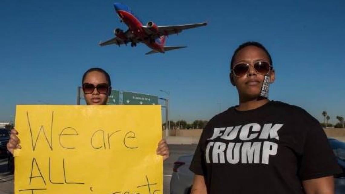 "El chivo Lubezki" documenta protestas en Aeropuerto Internacional de Los Ángeles