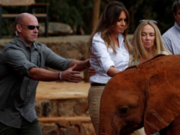 ¡Cuidado! Melania es empujada por bebé elefante durante visita a Kenia