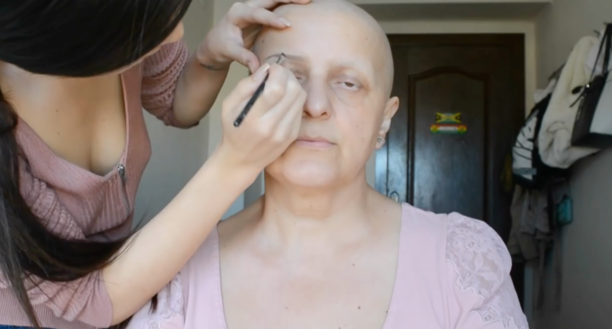 Un tutorial de maquillaje para personas con cáncer emociona a las redes