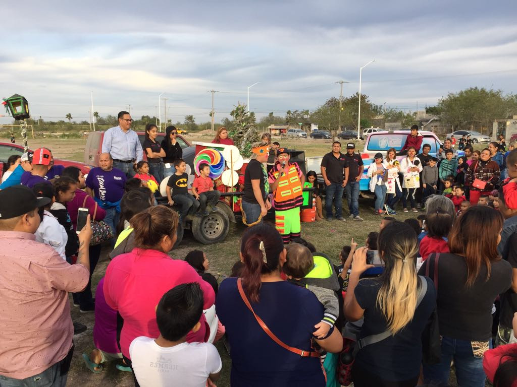 Entregan 600 juguetes y roscas