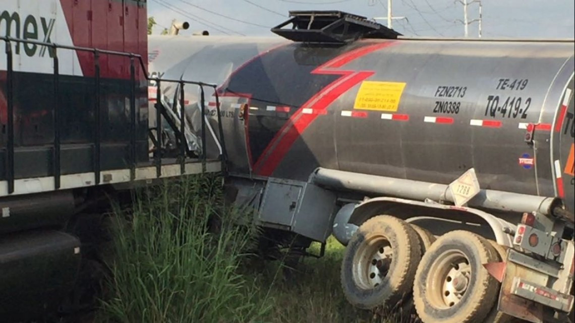 Tren embiste tráiler que transportaba material flamable