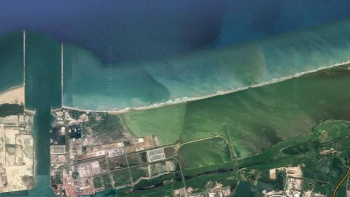 Urge iniciar trabajos para remediar el desgaste del cordón litoral que divide al mar con las marismas en Altamira.