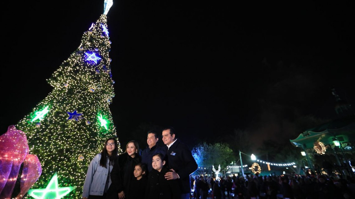 Realizan encendido de pino navideño alcalde y gobernador