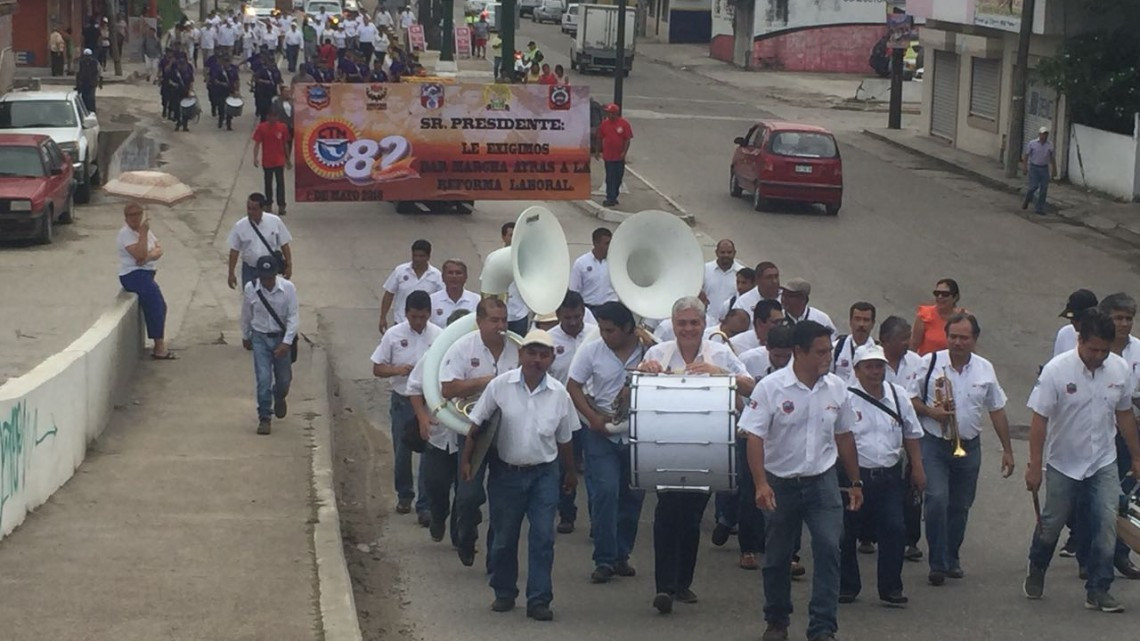 Desfilan 18 mil trabajadores por el día del trabajo