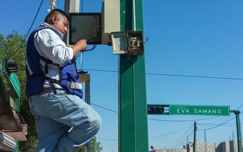 Trabajan en sincronización de semáforos en Nuevo Laredo